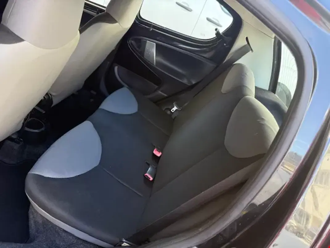 Peugeot 107 2013 - 6250 EUR, 116000 km - AUTO.MOTO.pt - 116000km - foto 17 de 26