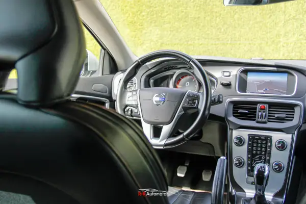 Volvo V40 2015 - 12900 EUR, 175000 km - AUTO.MOTO.pt - 175000km - foto 10 de 26