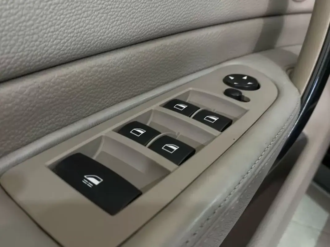 BMW 120 2008 - 12800 EUR, 174000 km - AUTO.MOTO.pt - 174000km - foto 12 de 23