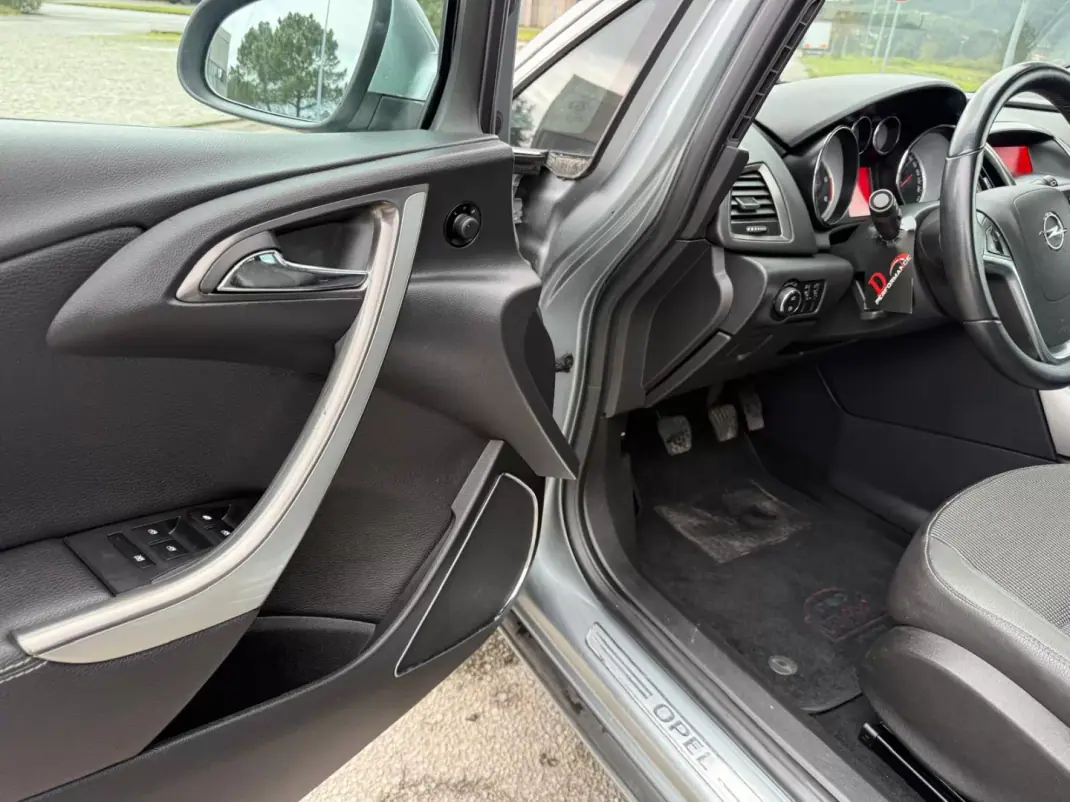 Opel Astra Sports Tourer 2011 - 7490 EUR, 175851 km - AUTO.MOTO.pt - 175851km - foto 16 de 21