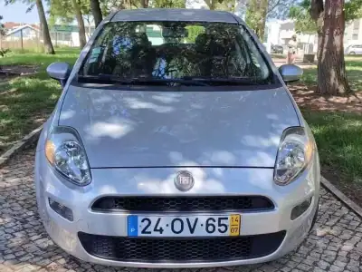 Fiat Punto 2014 - 6990 EUR, 73125 km - AUTO.MOTO.pt - 73125km - foto 2 de 15