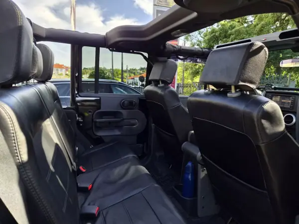 Jeep Wrangler Unlimited 2010 - 39000 EUR, 169000 km - AUTO.MOTO.pt - 169000km - foto 24 de 26