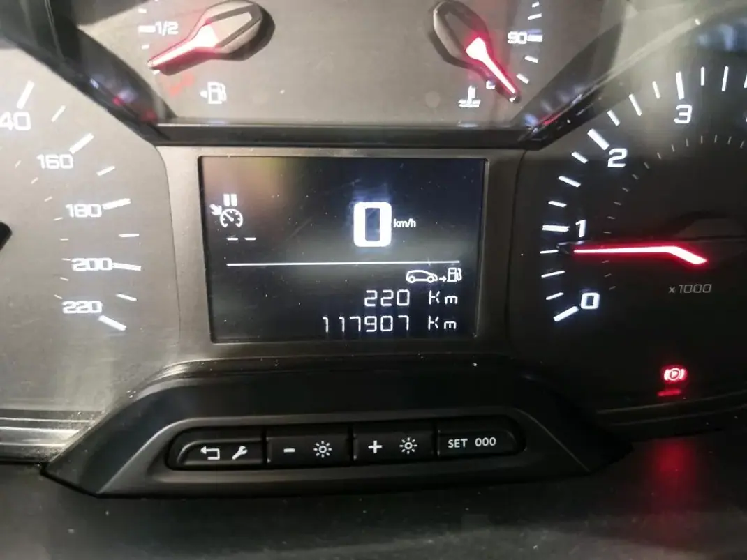 Peugeot Partner 2021 - 12990 EUR, 117907 km - AUTO.MOTO.pt - 117907km - foto 7 de 8