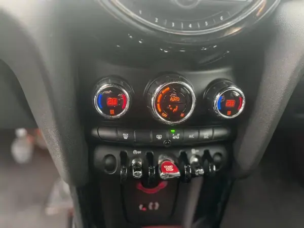 MINI 5 Portas 2015 - 13990 EUR, 90000 km - AUTO.MOTO.pt - 90000km - foto 6 de 11