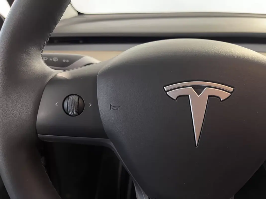Tesla Model Y 2024 - 38500 EUR, 68000 km - AUTO.MOTO.pt - 68000km - foto 20 de 43