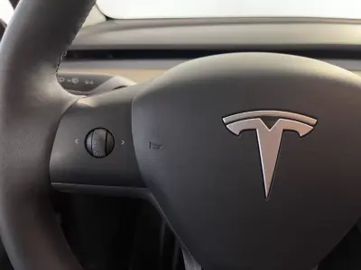 Tesla Model Y 2024 - 38500 EUR, 68000 km - AUTO.MOTO.pt - 68000km - foto 20 de 43