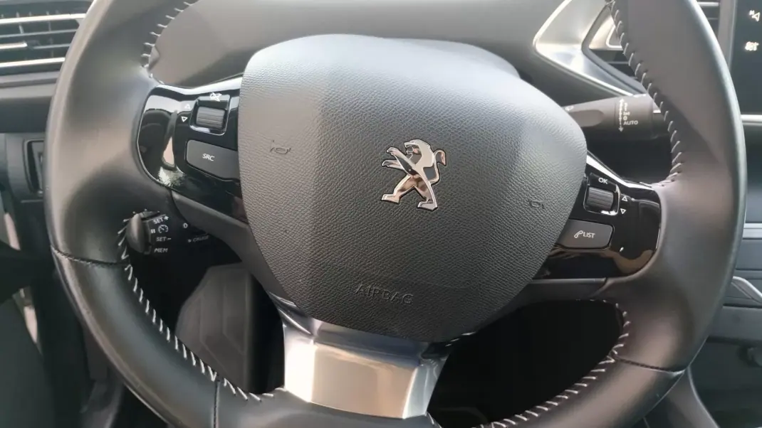 Peugeot 308 2019 - 11950 EUR, 114000 km - 114000km - foto 33 de 38