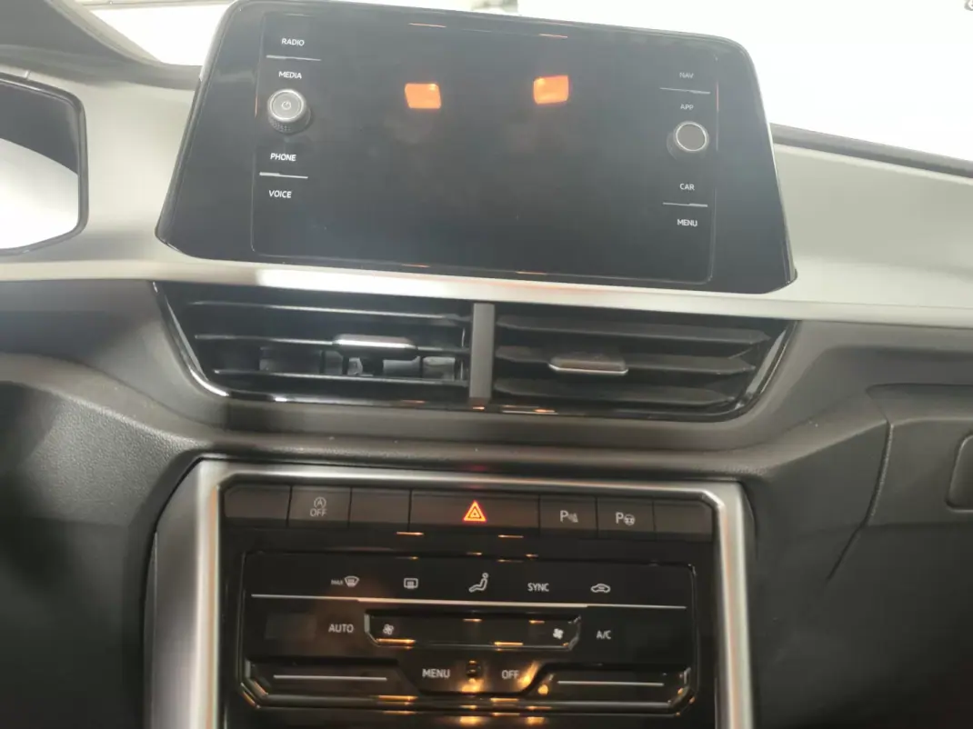 Volkswagen T-Roc 2024 - 24990 EUR, 124830 km - AUTO.MOTO.pt - 124830km - foto 7 de 12