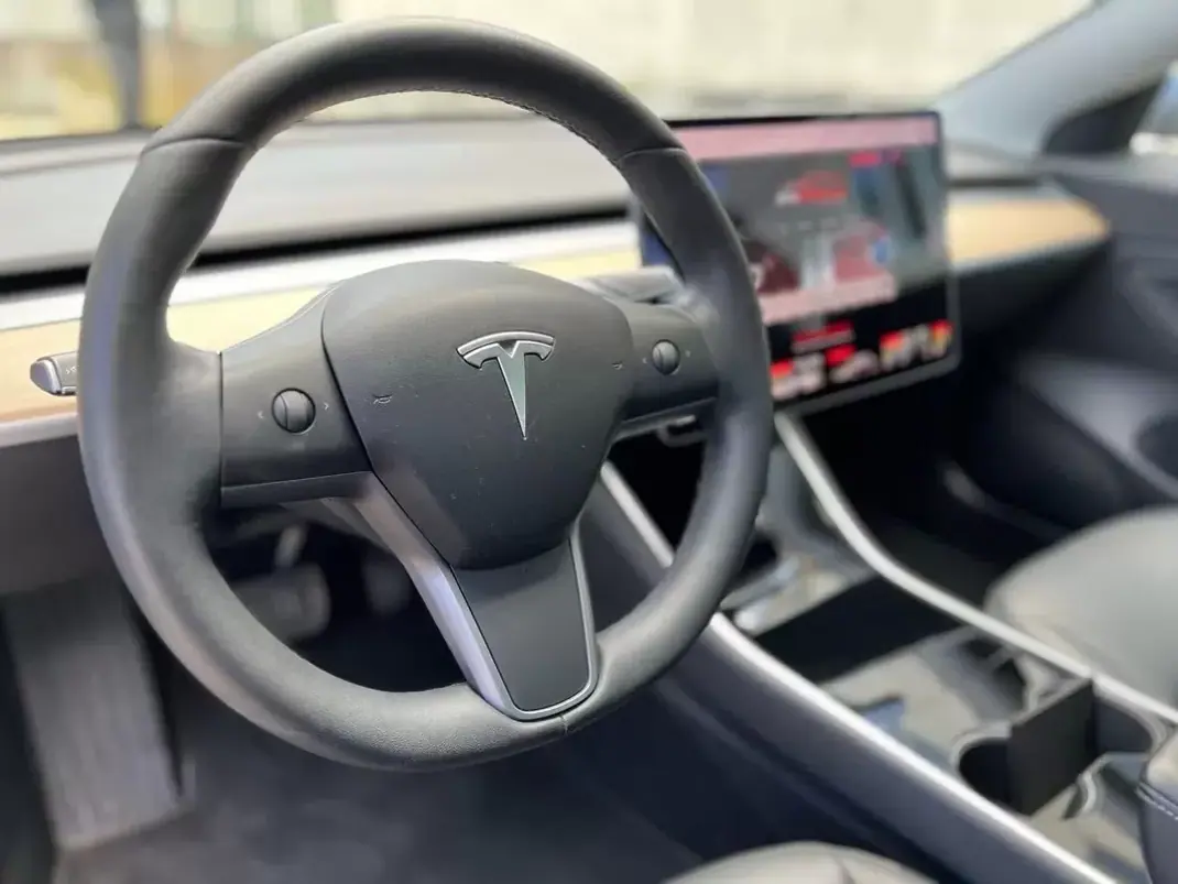 Tesla Model 3 2019 - 23990 EUR, 83000 km - AUTO.MOTO.pt - 83000km - foto 18 de 26