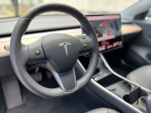 Tesla Model 3 2019 - 23990 EUR, 83000 km - AUTO.MOTO.pt - 83000km - foto 18 de 26
