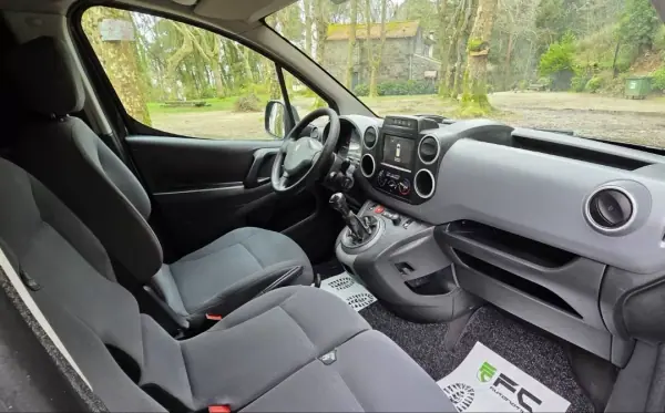 Peugeot Partner 2015 - 8350 EUR, 157000 km - AUTO.MOTO.pt - 157000km - foto 9 de 15