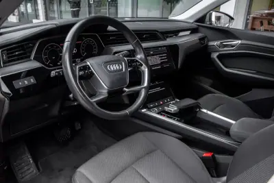 Audi Q8 e-Tron Sportback 2023 - 49900 EUR, 34353 km - AUTO.MOTO.pt - 34353km - foto 23 de 44