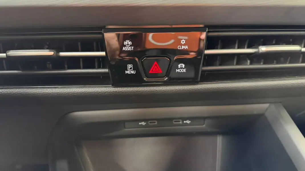 Volkswagen Golf 2021 - 21500 EUR, 96839 km - AUTO.MOTO.pt - 96839km - foto 26 de 38