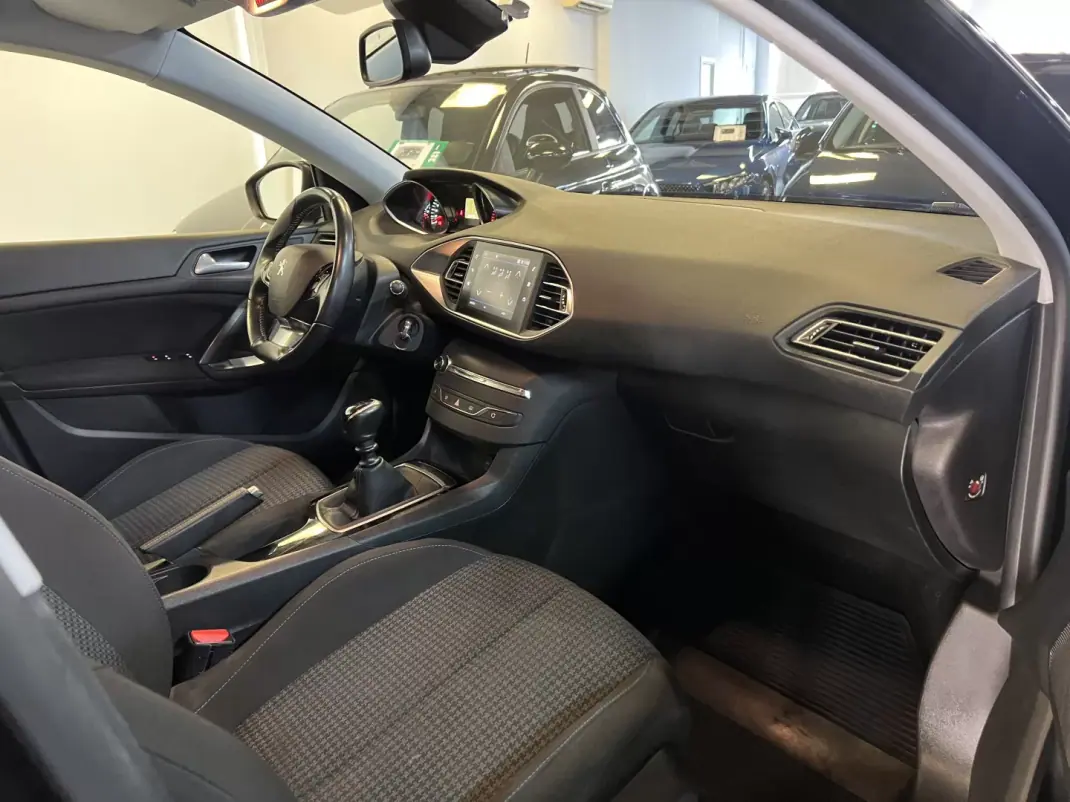 Peugeot 308 2019 - 10990 EUR, 130000 km - 130000km - foto 7 de 38