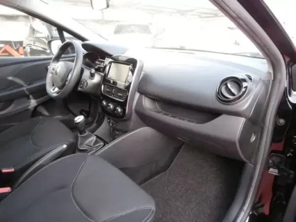 Renault Clio Sport Tourer 2019 - 10600 EUR, 193571 km - AUTO.MOTO.pt - 193571km - foto 25 de 29
