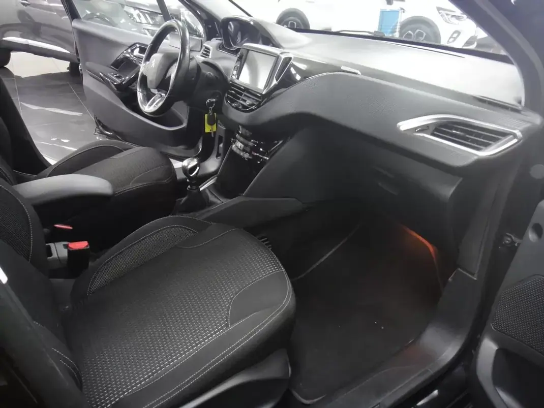 Peugeot 208 2018 - 8900 EUR, 82000 km - AUTO.MOTO.pt - 82000km - foto 16 de 23