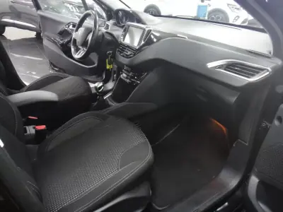 Peugeot 208 2018 - 8900 EUR, 82000 km - AUTO.MOTO.pt - 82000km - foto 16 de 23