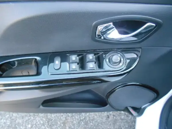 Renault Clio 2013 - 11500 EUR, 137126 km - AUTO.MOTO.pt - 137126km - foto 9 de 13