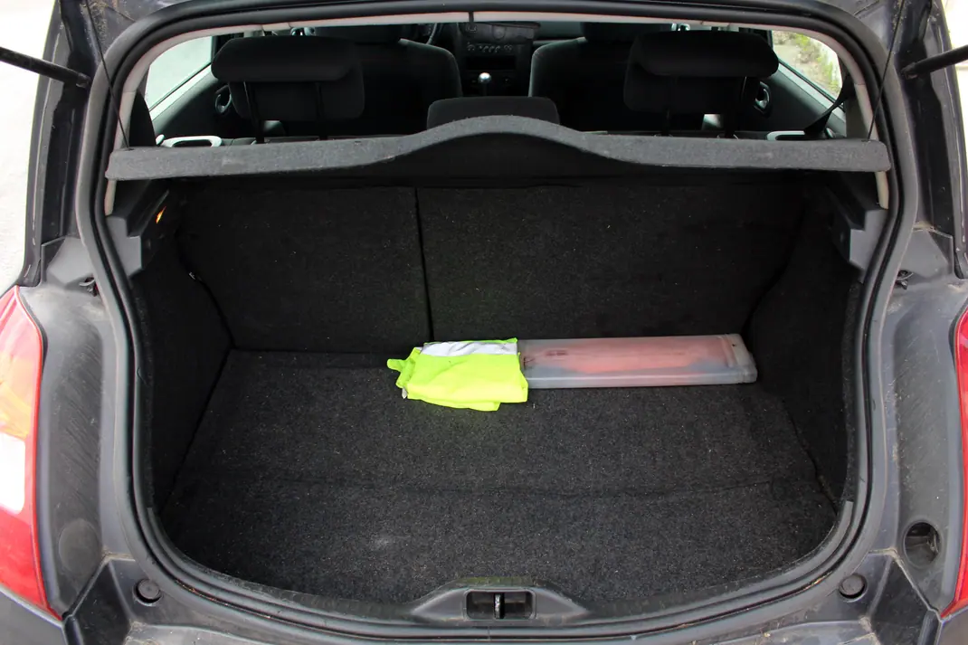 Renault Mégane 2006 - 1000 EUR, 324800 km - AUTO.MOTO.pt - 324800km - foto 7 de 16