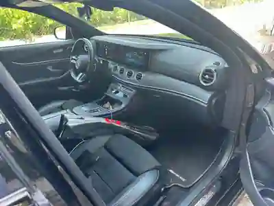 Mercedes-Benz E 300 2021 - 32500 EUR, 125000 km - AUTO.MOTO.pt - 125000km - foto 5 de 6