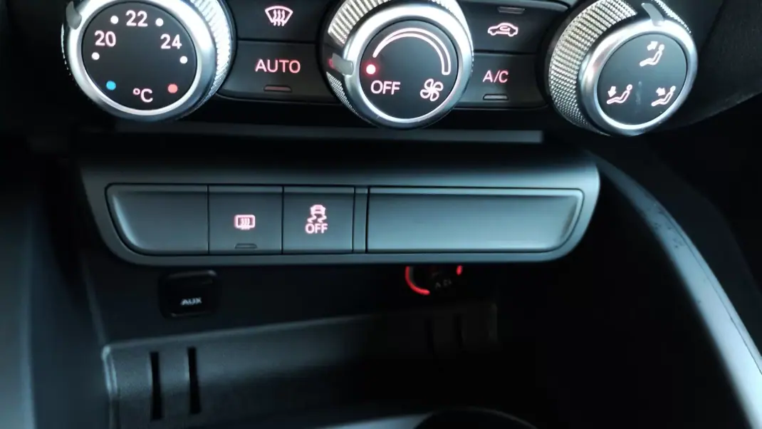 Audi A1 Sportback 2014 - 10999 EUR, 159000 km - AUTO.MOTO.pt - 159000km - foto 30 de 37