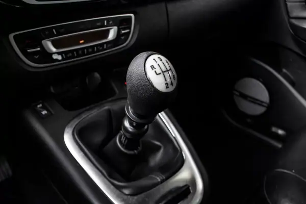 Renault Grand Scénic 2015 - 8990 EUR, 282413 km - AUTO.MOTO.pt - 282413km - foto 18 de 43