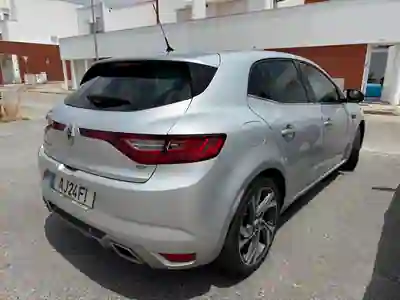 Renault Mégane 2018 - 12500 EUR, 232000 km - AUTO.MOTO.pt - 232000km - foto 9 de 15