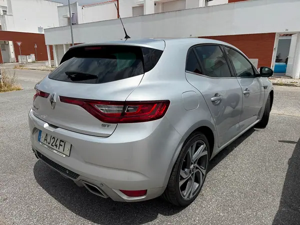 Renault Mégane 2018 - 12500 EUR, 232000 km - AUTO.MOTO.pt - 232000km - foto 9 de 15