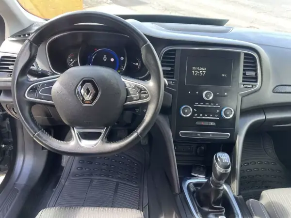 Renault Mégane Sport Tourer 2019 - 17950 EUR, 72574 km - AUTO.MOTO.pt - 72574km - foto 10 de 12