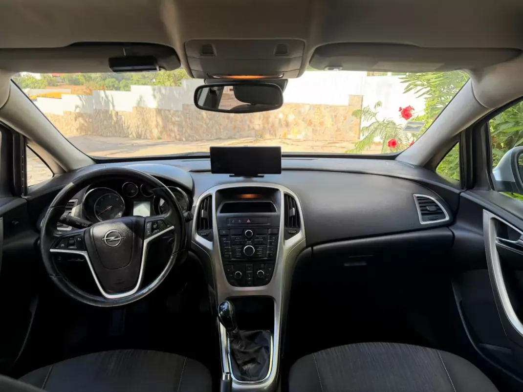 Opel Astra 2010 - 7900 EUR, 170584 km - AUTO.MOTO.pt - 170584km - foto 7 de 9