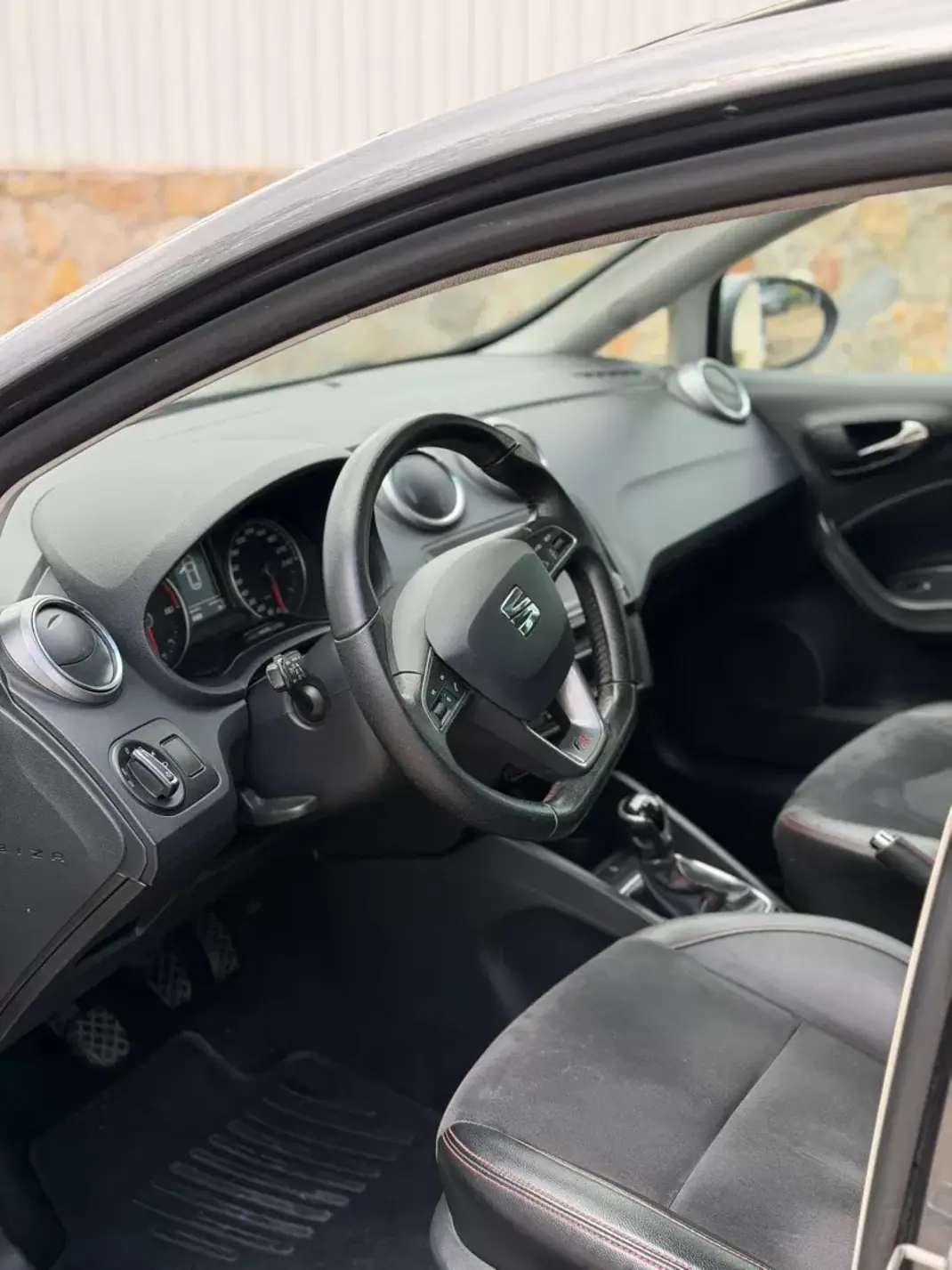 SEAT Ibiza 2015 - 11900 EUR, 143361 km - AUTO.MOTO.pt - 143361km - foto 8 de 10