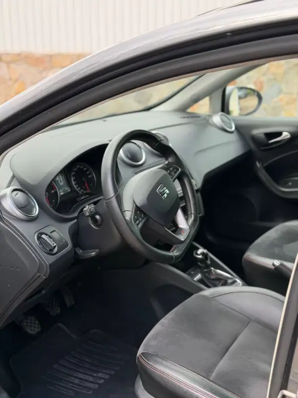 SEAT Ibiza 2015 - 11900 EUR, 143361 km - AUTO.MOTO.pt - 143361km - foto 8 de 10