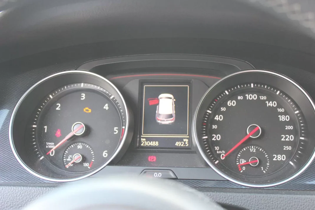 Volkswagen Golf 2015 - 18500 EUR, 230100 km - AUTO.MOTO.pt - 230100km - foto 12 de 19