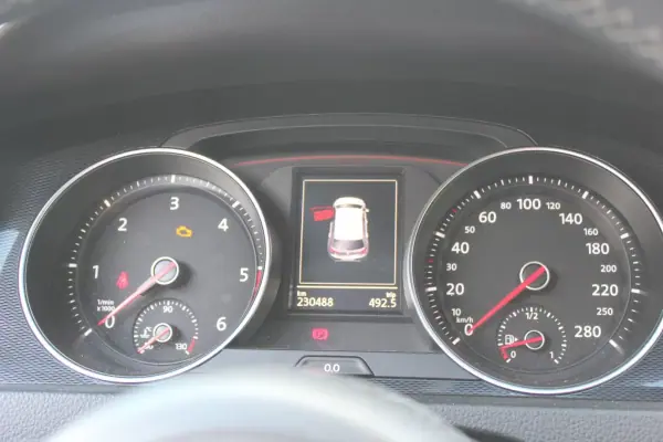 Volkswagen Golf 2015 - 18500 EUR, 230100 km - AUTO.MOTO.pt - 230100km - foto 12 de 19