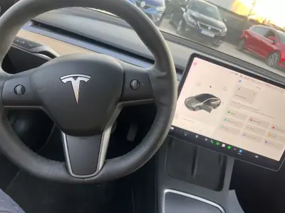 Tesla Model 3 2021 - 27999 EUR, 94300 km - AUTO.MOTO.pt - 94300km - foto 8 de 8