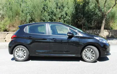 Peugeot 208 2018 - 9990 EUR, 109000 km - AUTO.MOTO.pt - 109000km - foto 5 de 27