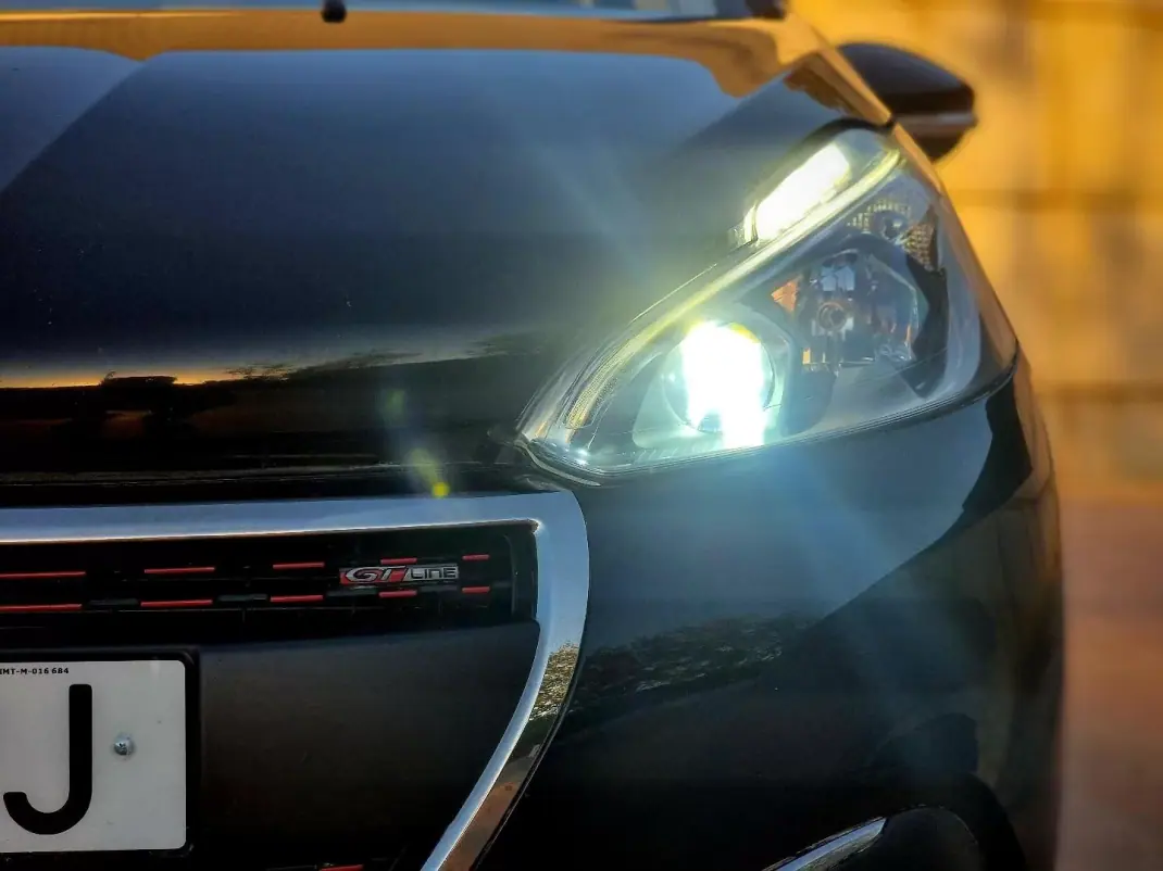 Peugeot 208 2015 - 9900 EUR, 149890 km - 149890km - foto 8 de 8