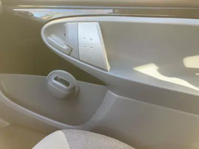 Peugeot 107 2008 - 4500 EUR, 171000 km - AUTO.MOTO.pt - 171000km - foto 13 de 17