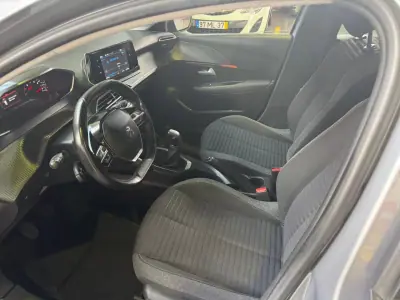 Peugeot 208 2021 - 14990 EUR, 78479 km - AUTO.MOTO.pt - 78479km - foto 7 de 13