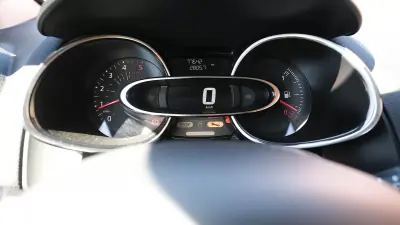 Renault Clio 2018 - 12000 EUR, 78100 km - AUTO.MOTO.pt - 78100km - foto 10 de 19