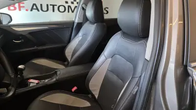 Toyota Avensis Touring Sports 2016 - 14900 EUR, 212217 km - AUTO.MOTO.pt - 212217km - foto 35 de 57