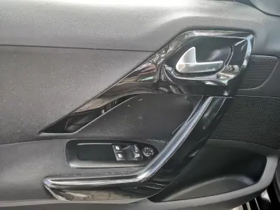 Peugeot 208 2014 - 7750 EUR, 96000 km - AUTO.MOTO.pt - 96000km - foto 10 de 29