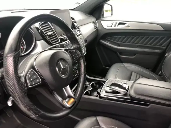 Mercedes-Benz GLE 400 2018 - 52999 EUR, 130000 km - AUTO.MOTO.pt - 130000km - foto 7 de 11