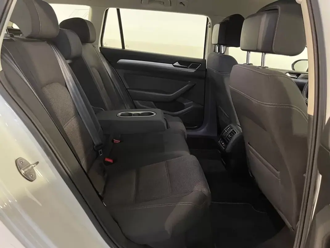 Volkswagen Passat Variant 2019 - 15750 EUR, 257000 km - AUTO.MOTO.pt - 257000km - foto 15 de 33