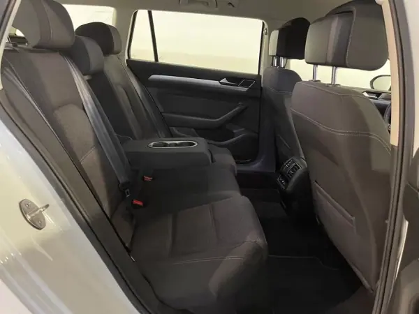 Volkswagen Passat Variant 2019 - 15750 EUR, 257000 km - AUTO.MOTO.pt - 257000km - foto 15 de 33