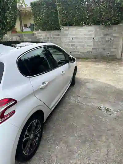 Peugeot 208 2012 - 8000 EUR, 170000 km - AUTO.MOTO.pt - 170000km - foto 6 de 8