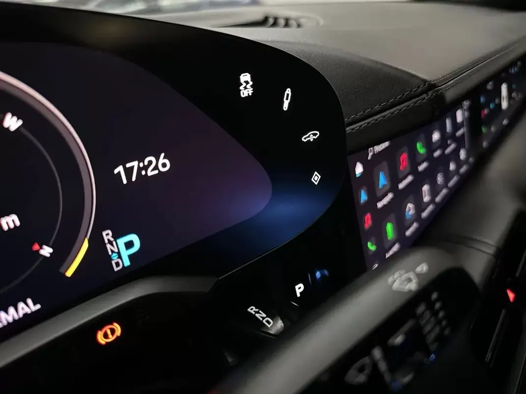 Porsche Taycan 2023 - 68800 EUR, 94000 km - AUTO.MOTO.pt - 94000km - foto 18 de 20