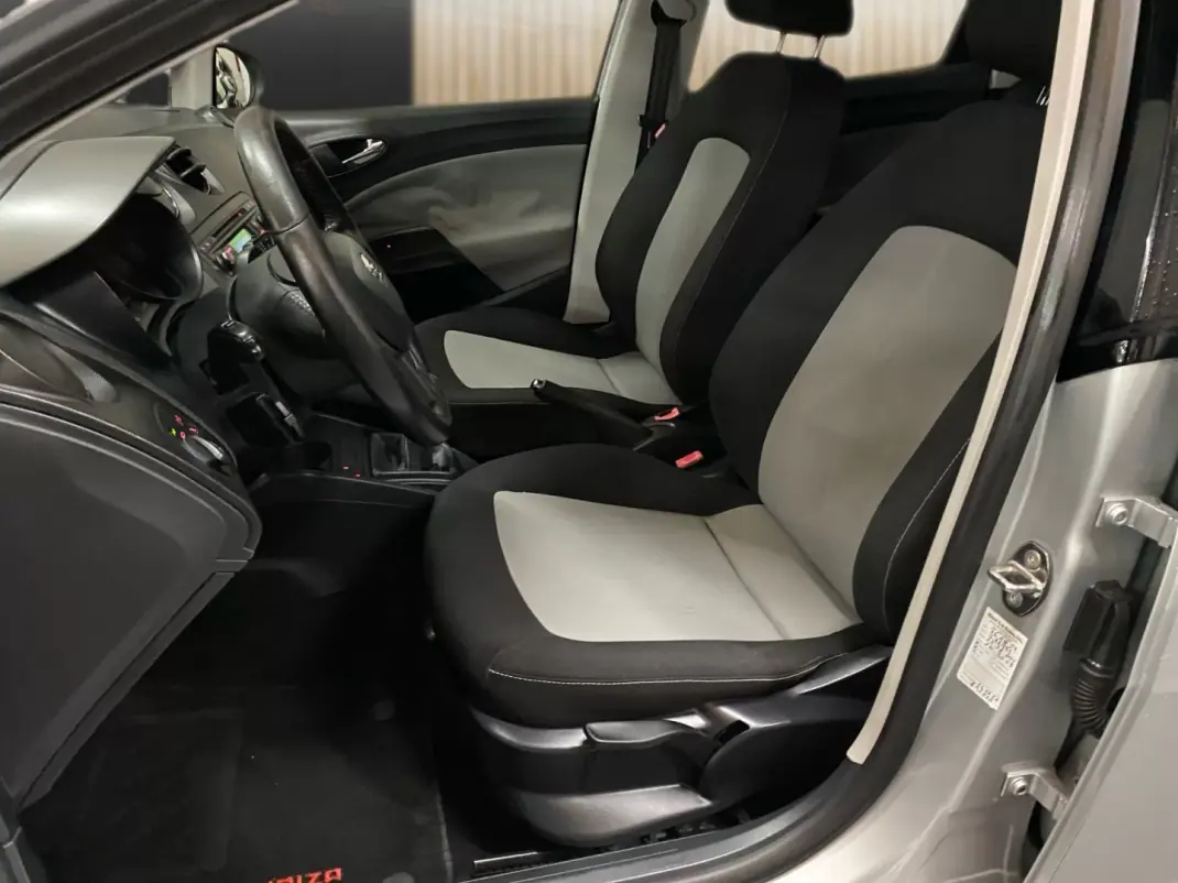 SEAT Ibiza 2014 - 5750 EUR, 290400 km - AUTO.MOTO.pt - 290400km - foto 7 de 19