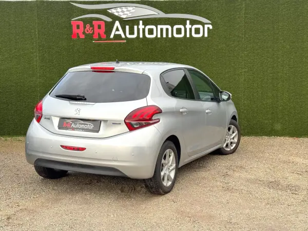 Peugeot 208 2016 - 8900 EUR, 178000 km - AUTO.MOTO.pt - 178000km - foto 2 de 21