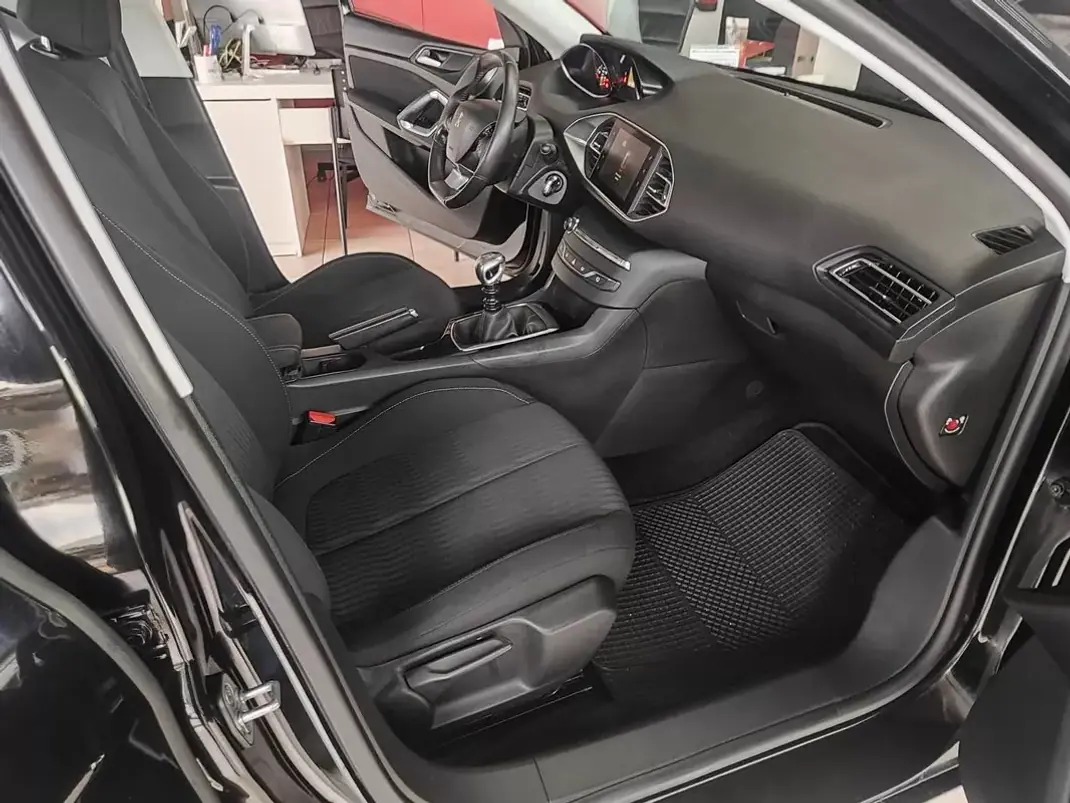 Peugeot 308 2014 - 9350 EUR, 207000 km - AUTO.MOTO.pt - 207000km - foto 15 de 34